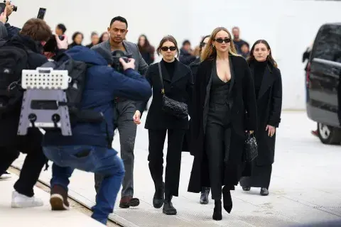 Jennifer Lawrence presume de su estilo office siren Jennifer Lawrence presume de su estilo office siren