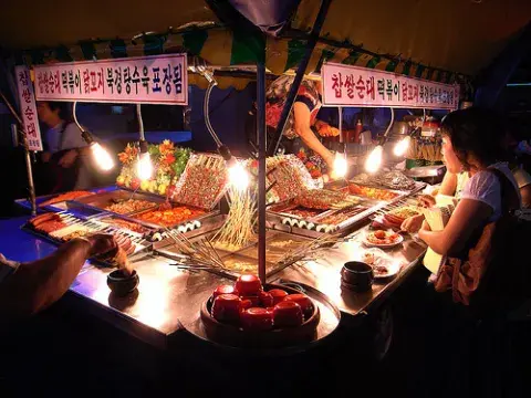 Pojangmacha, puestos de comida callejera típicos de Corea. Pojangmacha, puestos de comida callejera típicos de Corea.