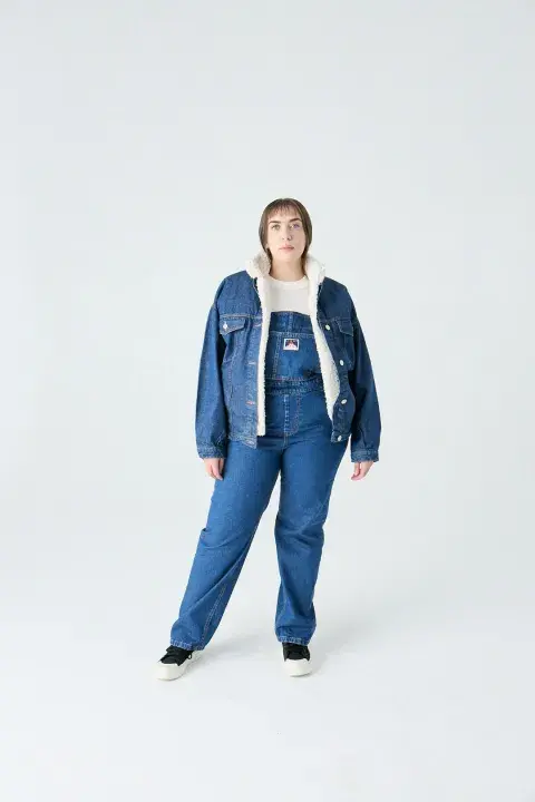 Modelo con campera de jean.