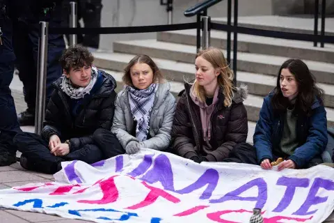 La activista se sumó a centenares de manifestantes que se dirigieron a pie desde el centro de La Haya hasta un campo situado junto a la autopista A12 que sale de la ciudad La activista se sumó a centenares de manifestantes que se dirigieron a pie desde el centro de La Haya hasta un campo situado junto a la autopista A12 que sale de la ciudad