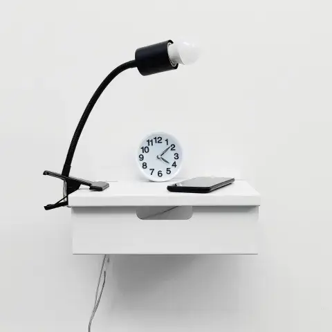 Mesa de luz pequeña y útil para espacios reducidos. Mesa de luz pequeña y útil para espacios reducidos.