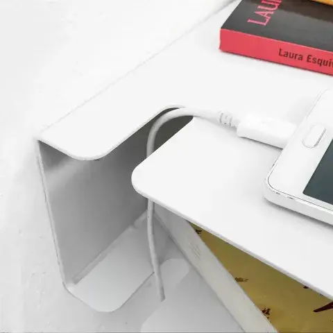 Mesa Muett, con recorrido de cargadores y cables pensada para ahorrar espacio. Mesa Muett, con recorrido de cargadores y cables pensada para ahorrar espacio.