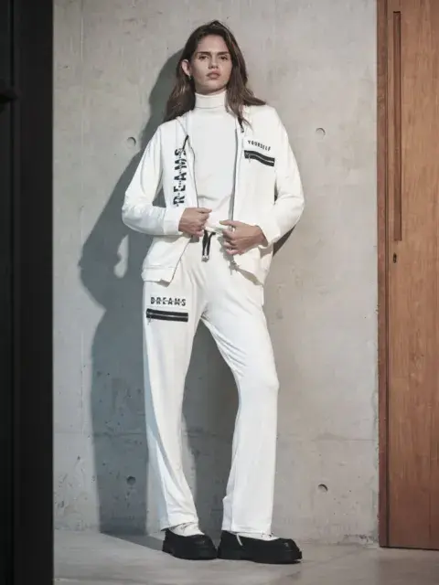 Este diseño blanco con detalles en negro y cierres, se puede usar solo o como conjunto. Lo conseguís en @edelerra Este diseño blanco con detalles en negro y cierres, se puede usar solo o como conjunto. Lo conseguís en @edelerra