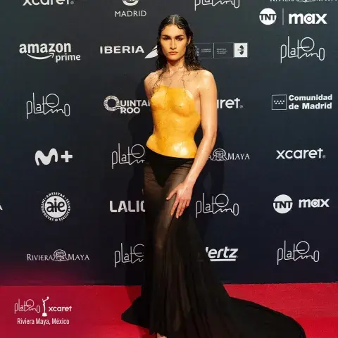 Mina Serrano, protagonista de la próxima serie sobre Cris Miró, en los Premios Platino 2024.lla) Mina Serrano, protagonista de la próxima serie sobre Cris Miró, en los Premios Platino 2024.lla)