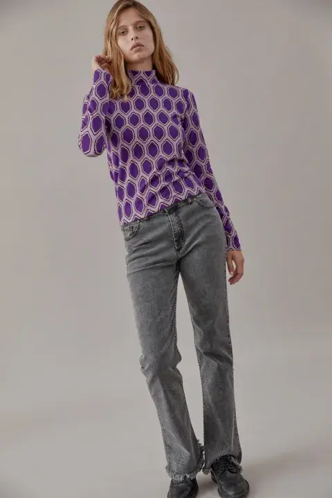Diseño estampado en tono violeta y con cuello tipo media polera. @estanciaschiripa Diseño estampado en tono violeta y con cuello tipo media polera. @estanciaschiripa