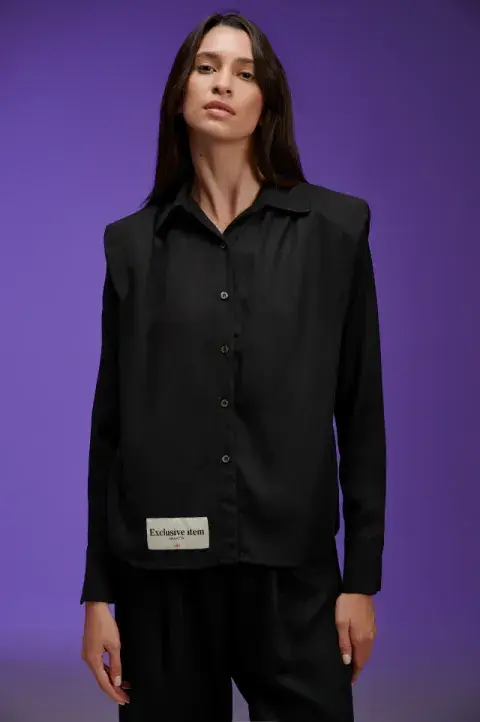 Las camisas con hombreras quedan súper elegantes. @nerattaoficial Las camisas con hombreras quedan súper elegantes. @nerattaoficial