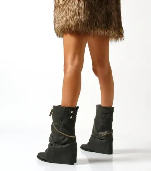Con caña volcada y cierre decorativo, bien rockeras. Son de @rickysarkany Con caña volcada y cierre decorativo, bien rockeras. Son de @rickysarkany