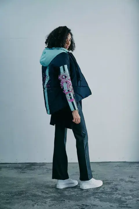 Modelo con campera estampada.