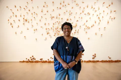 Rosana Paulino junto a su obra Tejedoras (2003) Rosana Paulino junto a su obra Tejedoras (2003)
