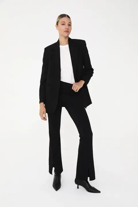 Una propuesta que reversiona al clásico conjunto sastrero negro. Con pantalón acampanado y con tajos frontales. Es de @thecream.arg Una propuesta que reversiona al clásico conjunto sastrero negro. Con pantalón acampanado y con tajos frontales. Es de @thecream.arg