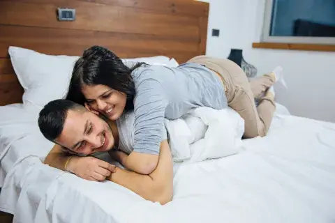La base de un acuerdo honesto y de revisión cotidiana es vital para sostener una amistad con sexo. La base de un acuerdo honesto y de revisión cotidiana es vital para sostener una amistad con sexo.