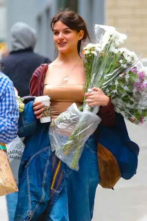Suri Cruise en Nueva York, cumpliendo 18 años.