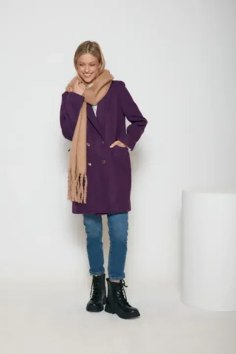 Los tonos morados quedan muy lindos en los abrigos, como en este saco de paño de @peuquejeans