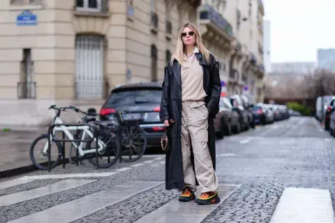 Tapado extra largo y monocromo beige con parachute pants. Tapado extra largo y monocromo beige con parachute pants.