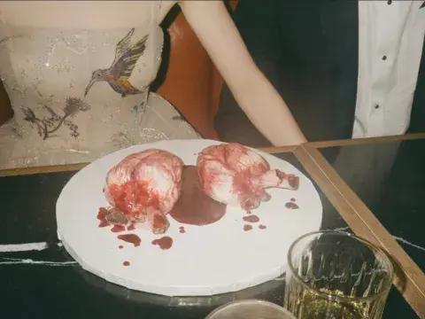 La torta con forma de corazón anatómico que Anya Taylor-Joy eligió para su casamiento.