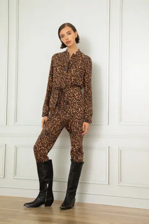 Mono en animal print, de fit recto y con cuello mao. Es de @uma_oficial Mono en animal print, de fit recto y con cuello mao. Es de @uma_oficial