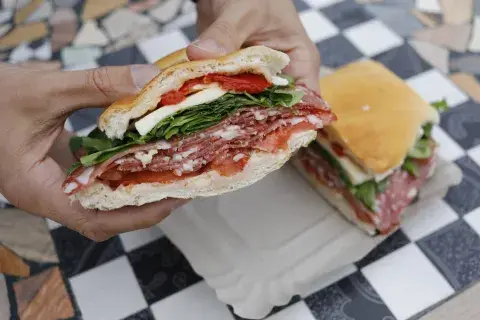 La Matera ofrece sándwiches gourmet. La Matera ofrece sándwiches gourmet.