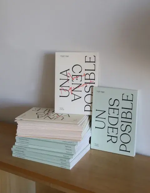"Una cena posible" y "Un seder posible" son los dos libros creados por este trío de mujeres que la rompen, cada una en su práctica profesional. "Una cena posible" y "Un seder posible" son los dos libros creados por este trío de mujeres que la rompen, cada una en su práctica profesional.