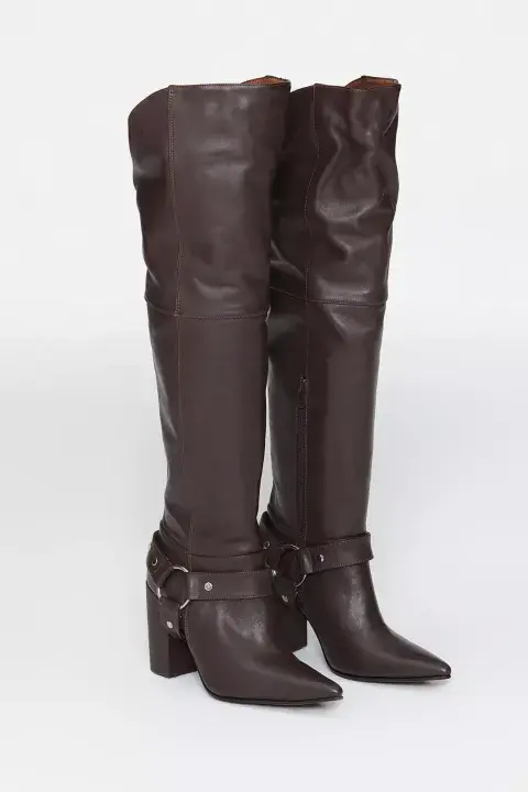 Este diseño de Tucci es súper versátil: se puede usar estirado o arrugado. Además, tiene corderito adentro y estribo demontable para darle un look de bota de montar. @tuccioficial Este diseño de Tucci es súper versátil: se puede usar estirado o arrugado. Además, tiene corderito adentro y estribo demontable para darle un look de bota de montar. @tuccioficial
