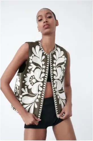 Chaleco bordado, Zara $126.000 Chaleco bordado, Zara $126.000