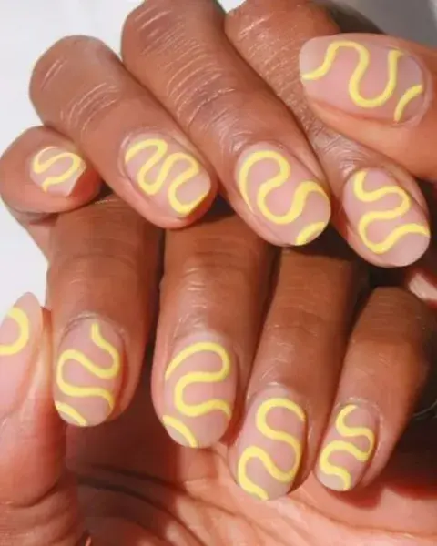 El curve nail amarillo y sobre base transparente, queda increíble. El curve nail amarillo y sobre base transparente, queda increíble.