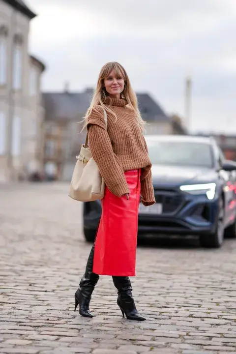 Look de invierno con sweater de lana. Las botas con un gran ítem este invierno, probá también con unas motoqueras. Look de invierno con sweater de lana. Las botas con un gran ítem este invierno, probá también con unas motoqueras.