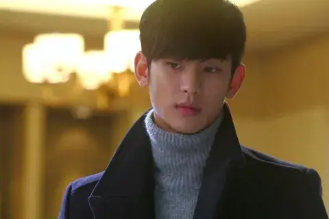 Kim Soo-hyun interpretaba a un extraterrestre en My Love from the Star. Kim Soo-hyun interpretaba a un extraterrestre en My Love from the Star.