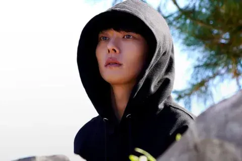 Jang Ki-yong interpreta a Bok Gwi-ju en The Atypical Family. Jang Ki-yong interpreta a Bok Gwi-ju en The Atypical Family.