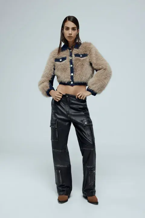 Campera corta a la cintura, confeccionada en denim y con pelo ecológico. La conseguís en @ginebrabsas Campera corta a la cintura, confeccionada en denim y con pelo ecológico. La conseguís en @ginebrabsas