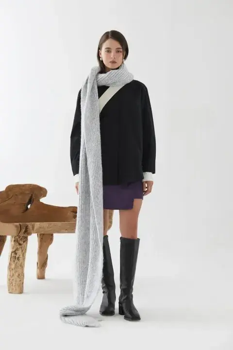 Bufanda oversize en gris claro. Es de @ayresoficial Bufanda oversize en gris claro. Es de @ayresoficial