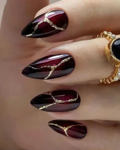 Con el violeta de fondo, creas unas líneas en dorado para dar la sensación de mármol. Con el violeta de fondo, creas unas líneas en dorado para dar la sensación de mármol.