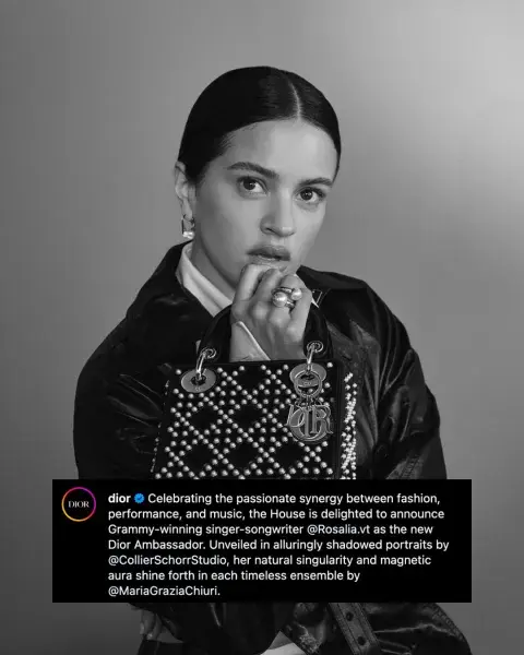 Dior eligió a Rosalía como su nueva embajadora de Lady Dior. Dior eligió a Rosalía como su nueva embajadora de Lady Dior.