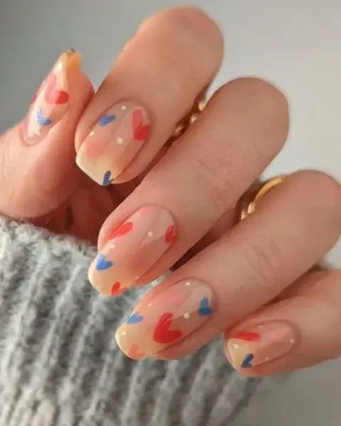 Con una base transparente, dibujás corazones en azules, ladrillo y rosa claro. Además sumás un detalle de puntitos en blanco.