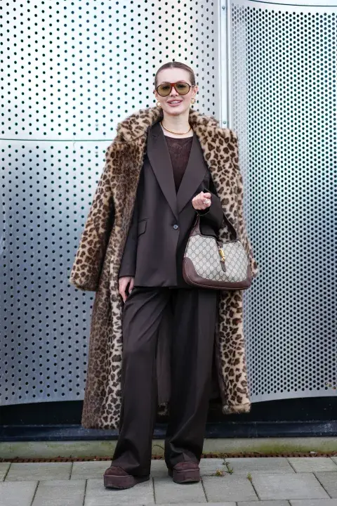 Un look sastrero elegante y muy canchero. Con un maxi abrigo de leopard print que es muy tendencia. Un look sastrero elegante y muy canchero. Con un maxi abrigo de leopard print que es muy tendencia.
