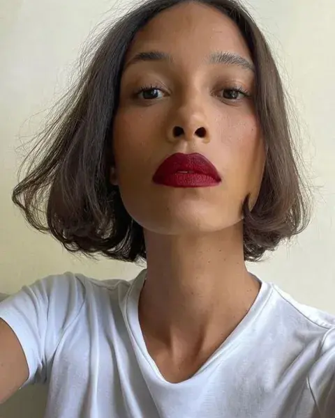 El labial rojo rubí volvió con todo y trajo una enorme variedad: desde tonos brillantes hasta los mate. El labial rojo rubí volvió con todo y trajo una enorme variedad: desde tonos brillantes hasta los mate.