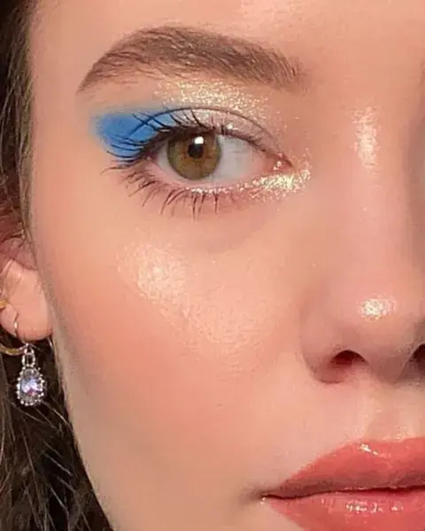 Sin delineador y apenas una máscara de pestañas, sumás uun detalle de sombra en azul. Sin delineador y apenas una máscara de pestañas, sumás uun detalle de sombra en azul.
