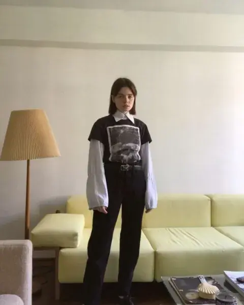 En plan más rockero fashionista, usás una camia blanca y de cuello grande, para combinarla con una remera rockera. En plan más rockero fashionista, usás una camia blanca y de cuello grande, para combinarla con una remera rockera.