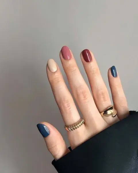Con azules oscuros y dos tonos rojos, la clave es compensar con un color claro como el manteca. Con azules oscuros y dos tonos rojos, la clave es compensar con un color claro como el manteca.