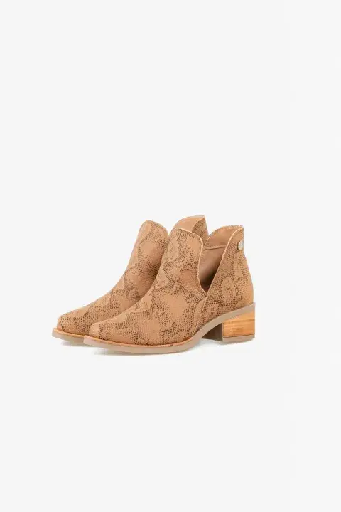 Otro diseño de estilo texano, pero en color suela y con recortes a los costados. @heyaszapatos Otro diseño de estilo texano, pero en color suela y con recortes a los costados. @heyaszapatos