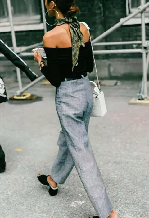 Este estilo pone el foco en tu espalda y resalta la forma del escote de tu remera.
