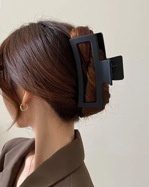 Agarras el pelo y haces una torsada, para levantarlo y agarrarlo completo con el broche. También está la opción de hacer una trenza, ¡queda genial! Agarras el pelo y haces una torsada, para levantarlo y agarrarlo completo con el broche. También está la opción de hacer una trenza, ¡queda genial!