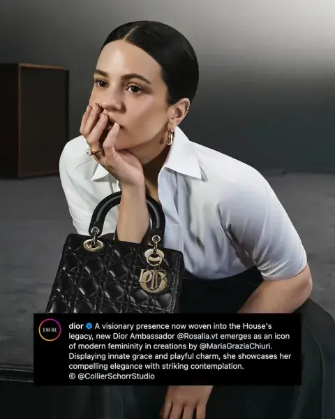 La segunda fotografía de Rosalía como embajadora de Dior. La segunda fotografía de Rosalía como embajadora de Dior.