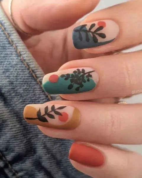 Sobre una base nude clarita, un diseño de tonos mate con mostaza, azul, naranja y negro.