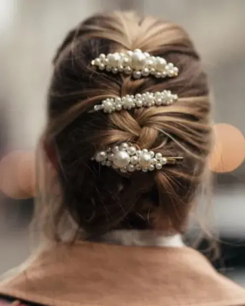 Las hebillas están súper de moda y de perlas quedan muy elegantes. Podés llevar una o varias, ¡depende el peinado! Las hebillas están súper de moda y de perlas quedan muy elegantes. Podés llevar una o varias, ¡depende el peinado!