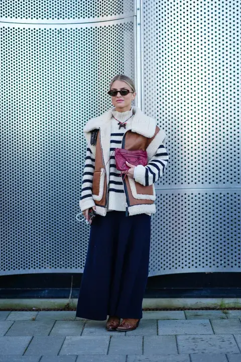 Look casual con maxi sweater y gamúlan en versión chaleco. Falda y texanas, re si! Muy trendy y abrigado. Look casual con maxi sweater y gamúlan en versión chaleco. Falda y texanas, re si! Muy trendy y abrigado.