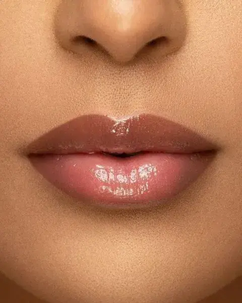 Una de las movidas más fuertes de estas últimas semanas son los labios delineados con tonos tierra y el uso de gloss. Una de las movidas más fuertes de estas últimas semanas son los labios delineados con tonos tierra y el uso de gloss.
