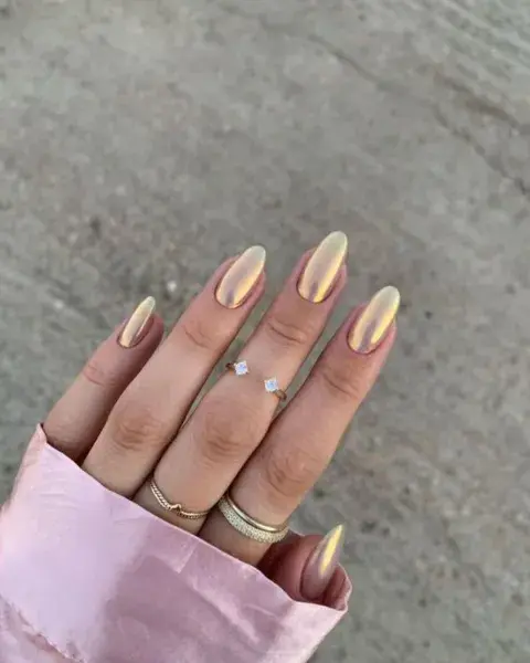 Con un dorado tornasolado, le da un toque muy divertido a tu nail art y súper de moda. Con un dorado tornasolado, le da un toque muy divertido a tu nail art y súper de moda.