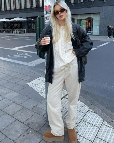 Súper comfy, pantalón recto de tiro alto con un clásico sueater trenzado. La campera de cuero oversize le suma un toque de rock al look. Súper comfy, pantalón recto de tiro alto con un clásico sueater trenzado. La campera de cuero oversize le suma un toque de rock al look.
