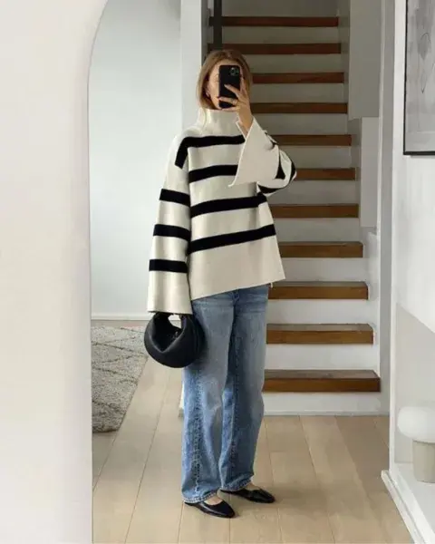 Con jeans rectos y un suéter con cuello alto, las rayas y el denim es una combinación que no falla. Con jeans rectos y un suéter con cuello alto, las rayas y el denim es una combinación que no falla.