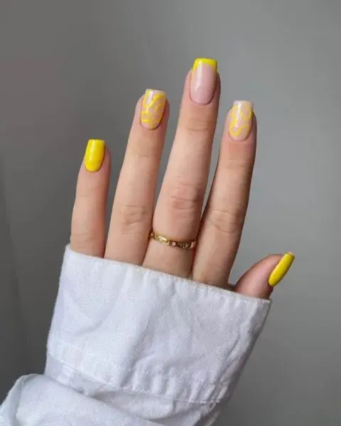 En un tono claro y con diferentes diseños, podés combinar francesita con curve nails. En un tono claro y con diferentes diseños, podés combinar francesita con curve nails.